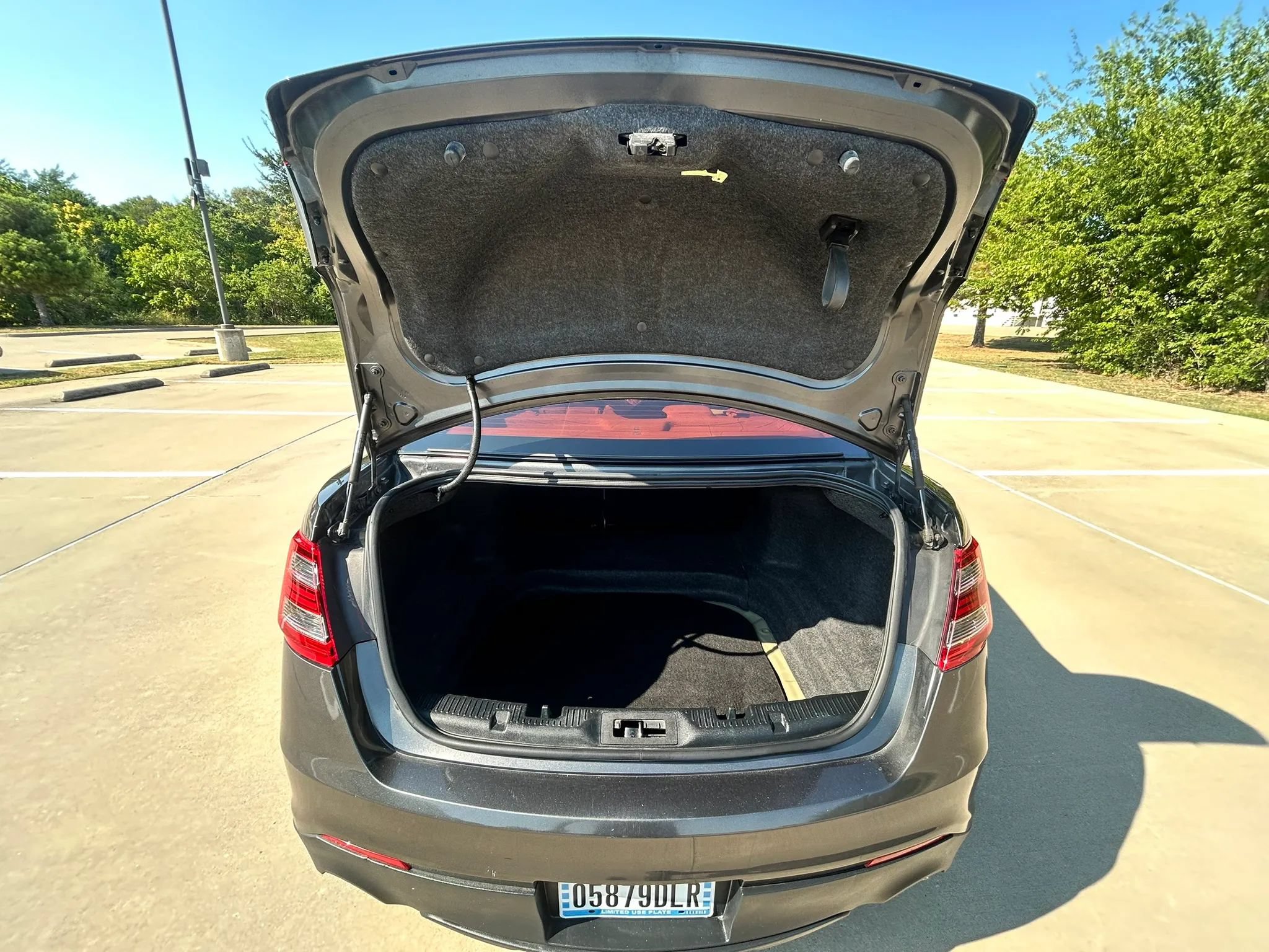 Used 2017 Ford Taurus SE FWD image 10
