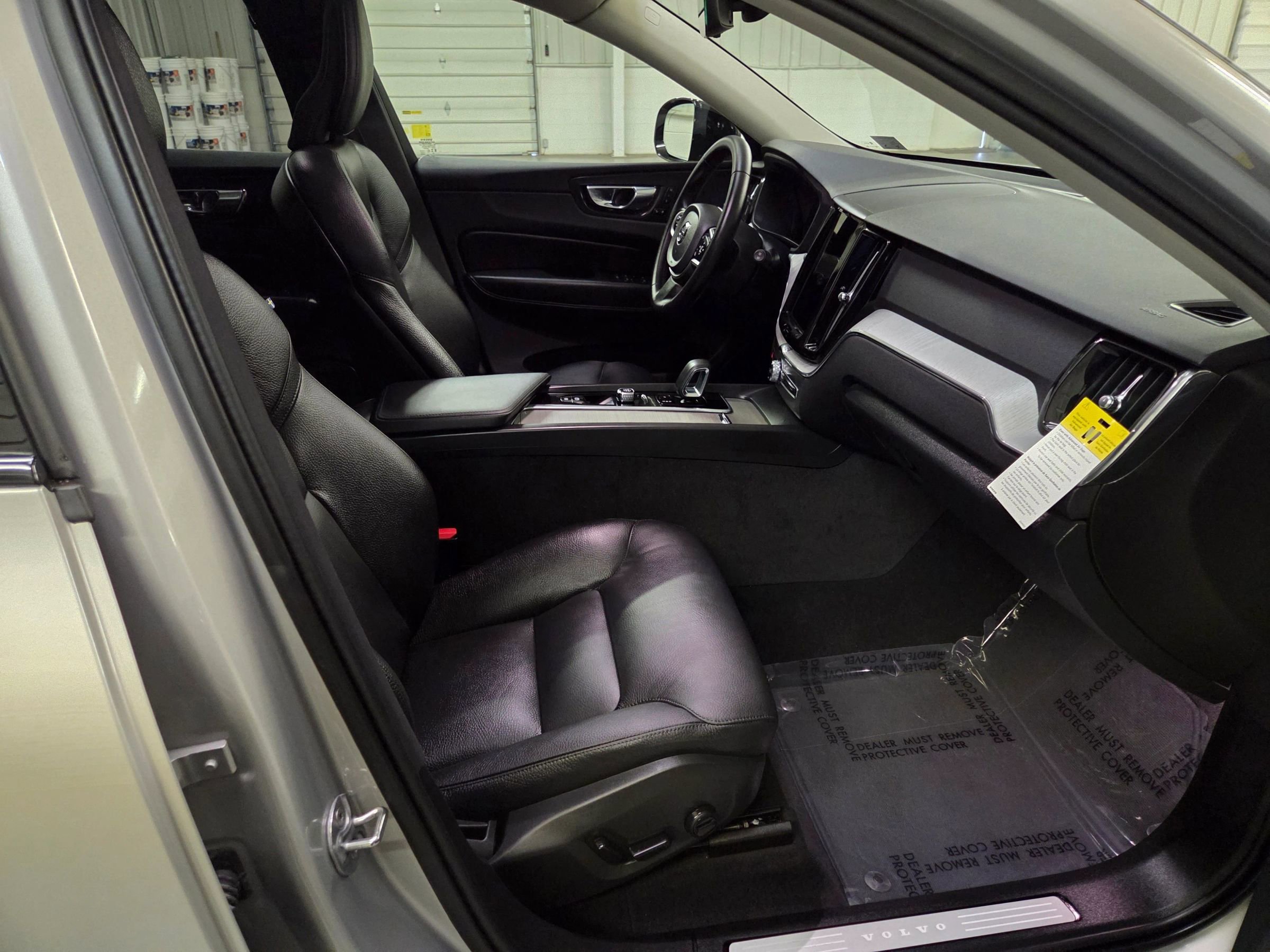 Used 2025 Volvo XC60 B5 Plus image 32