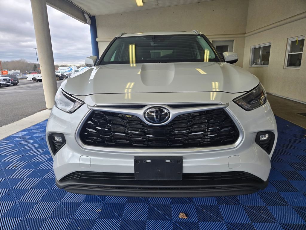 Used 2022 Toyota Highlander XLE image 2