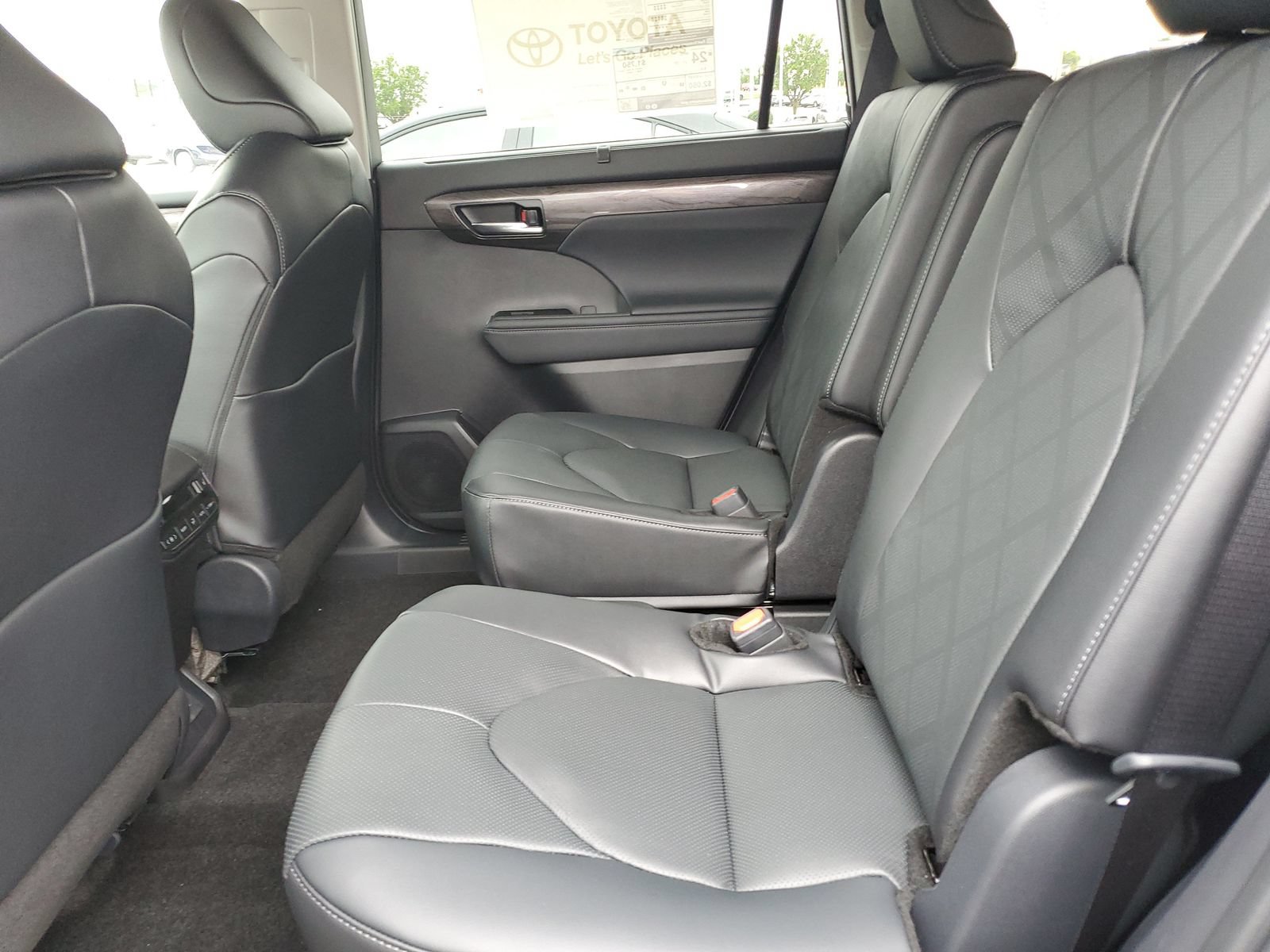 New 2026 Toyota Highlander Platinum AWD/4WD image 11