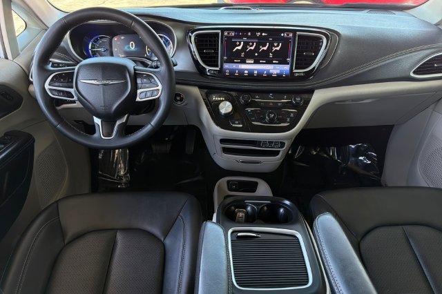 Used 2024 Chrysler Pacifica Limited FWD image 16