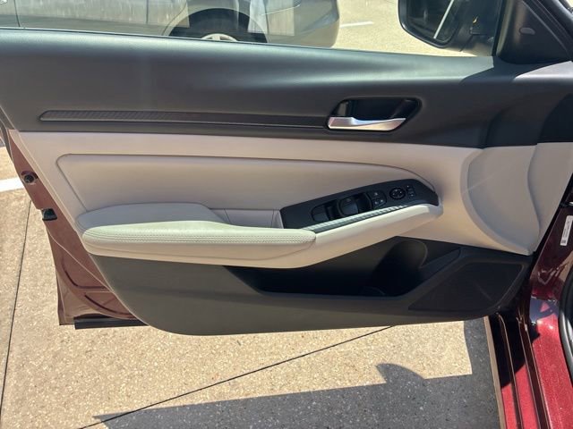 Used 2025 Nissan Altima 2.5 SV FWD image 19