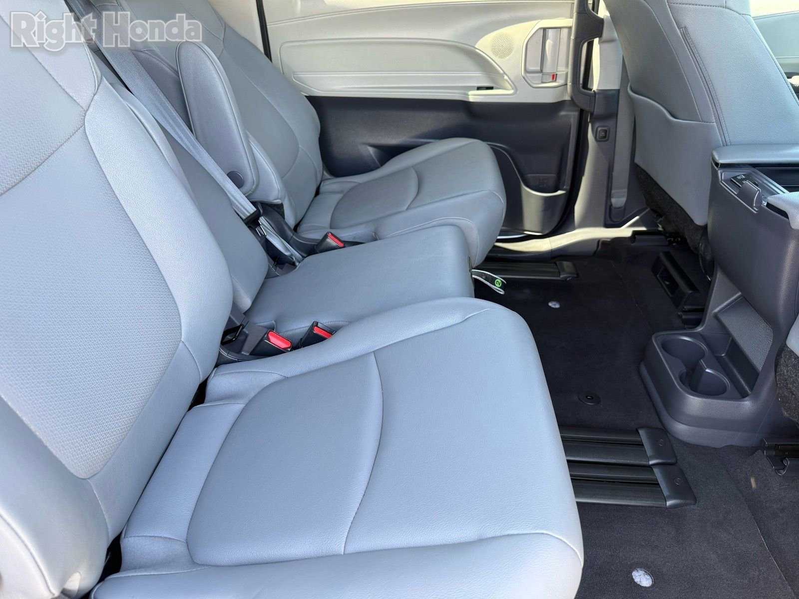 Used 2024 Toyota Sienna XLE FWD image 28