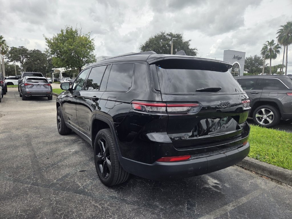 Used 2025 Jeep Grand Cherokee L Limited w/ Black Appearance Package AWD/4WD image 4