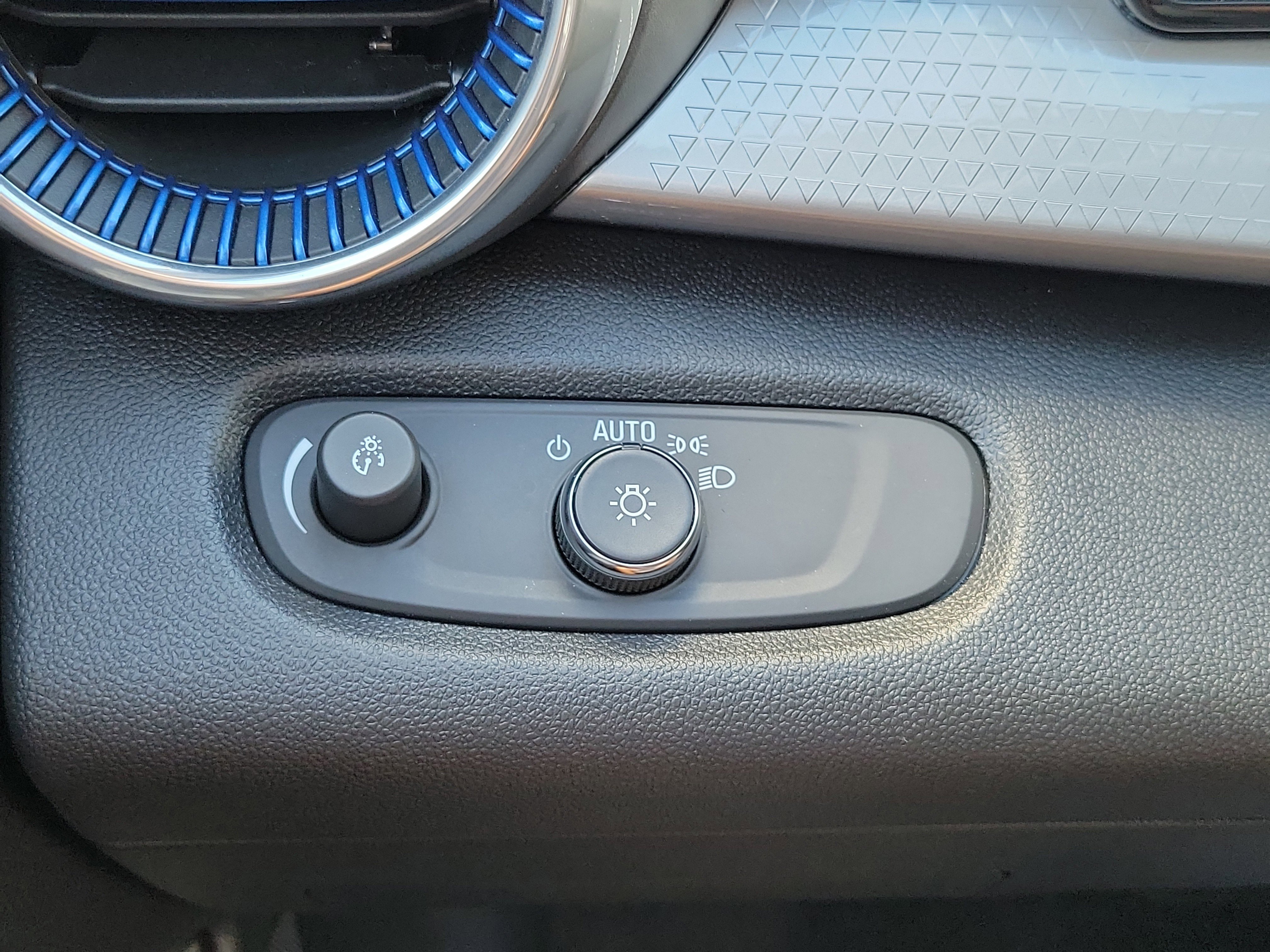 Used 2025 Chevrolet Trax LT FWD image 28