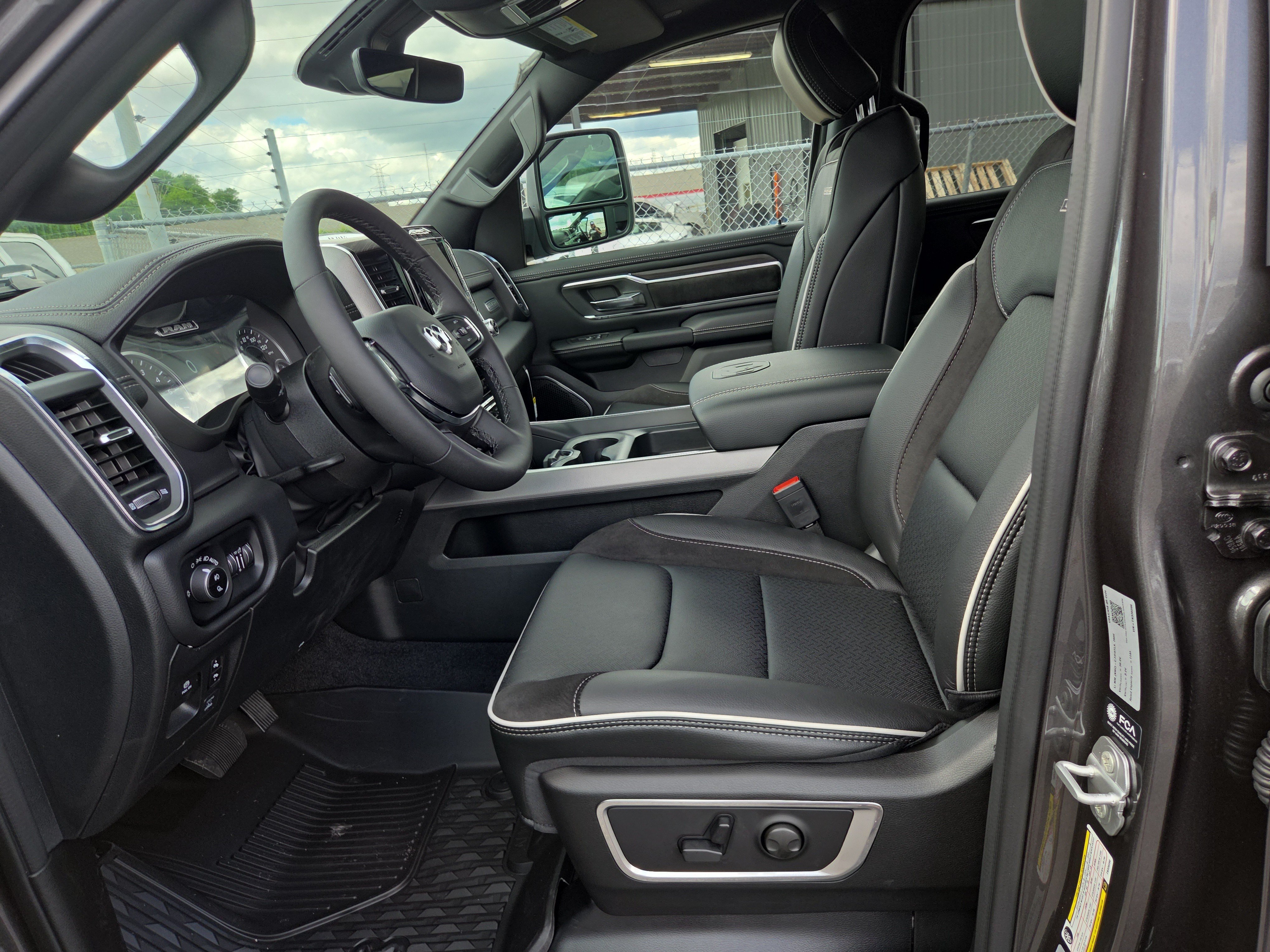 New 2026 RAM 1500 Laramie w/ Laramie Preferred Package AWD/4WD image 4
