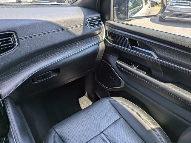 Used 2024 Jeep Wagoneer L Series II w/ Flexible Seating Group AWD/4WD image 23