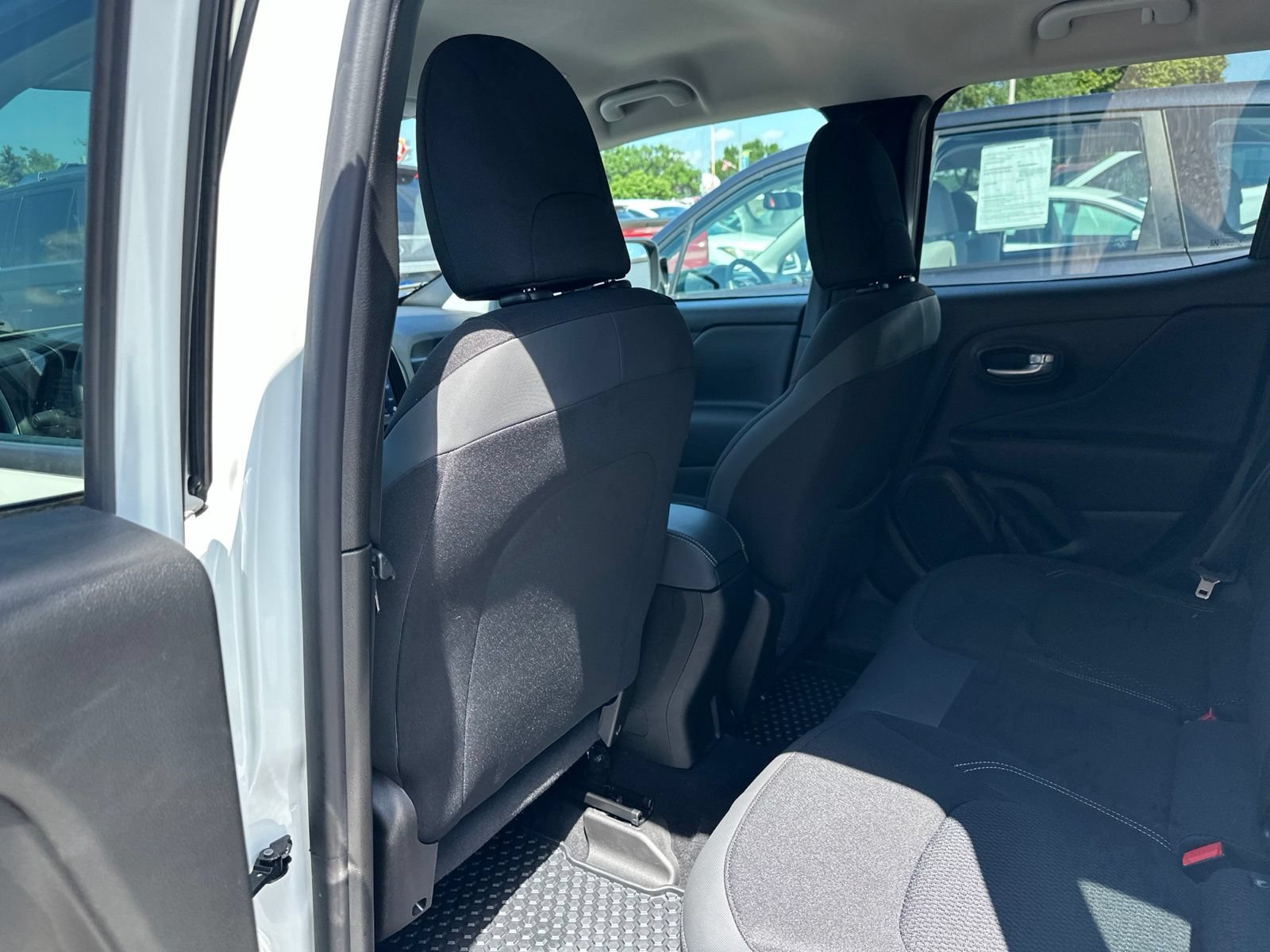 Used 2023 Jeep Renegade Latitude w/ Premium Group AWD/4WD image 18