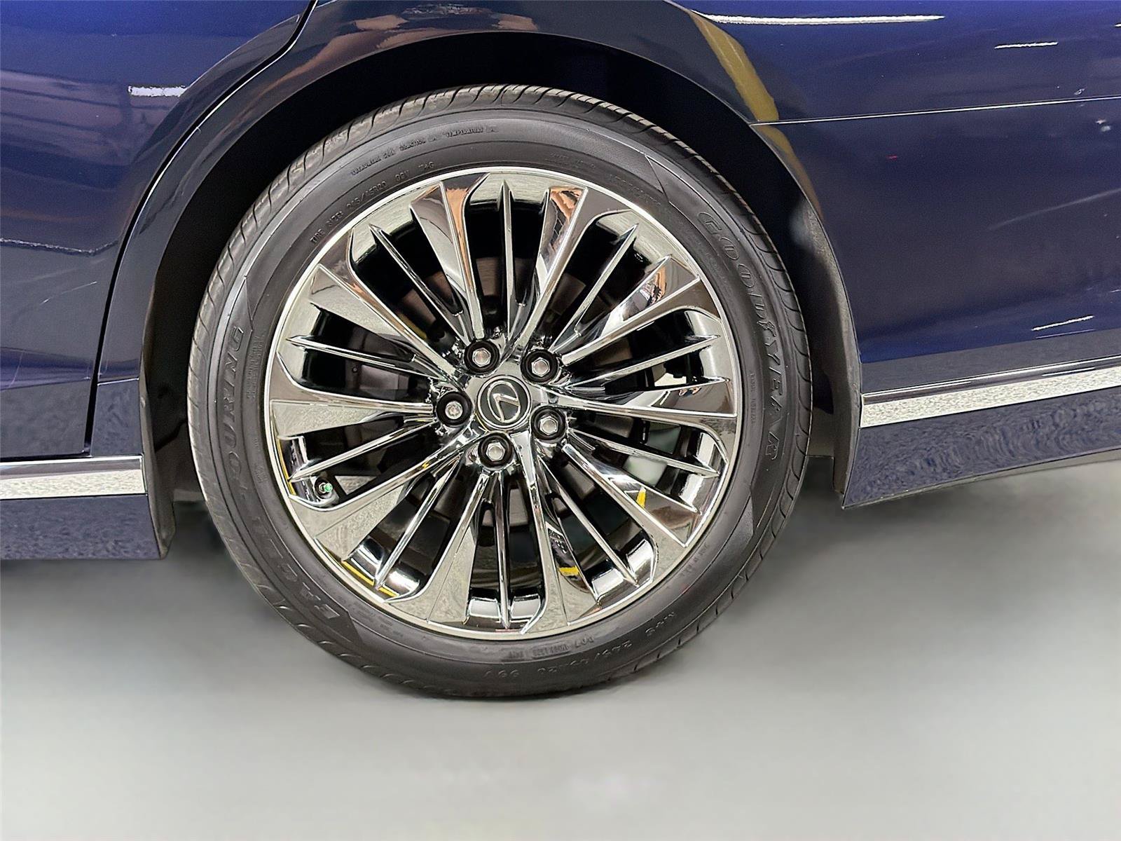 Used 2020 Lexus LS 500 w/ Interior Upgrade Package RWD image 29