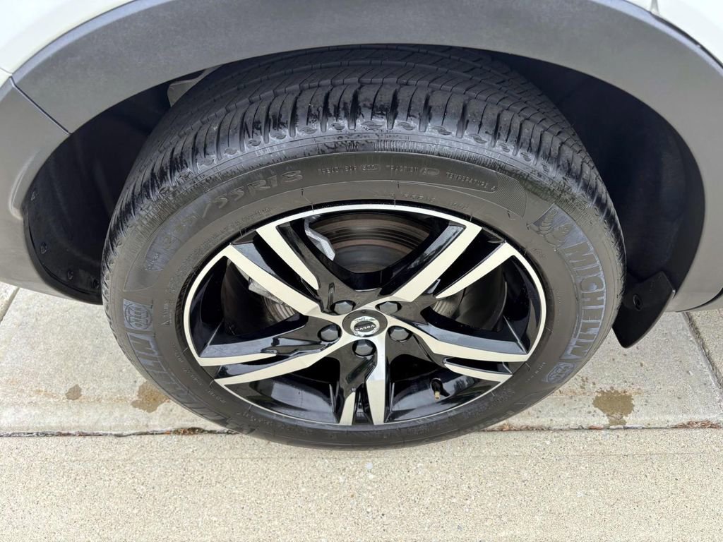 Used 2025 Volvo XC40 B5 Core image 10