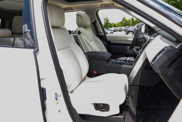 Used 2025 Land Rover Discovery Dynamic SE AWD/4WD image 48