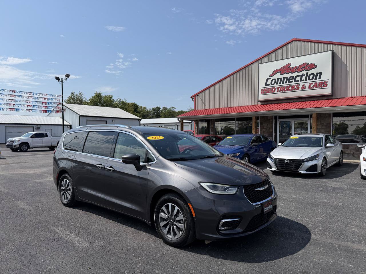 Used 2021 Chrysler Pacifica Touring-L FWD image 2