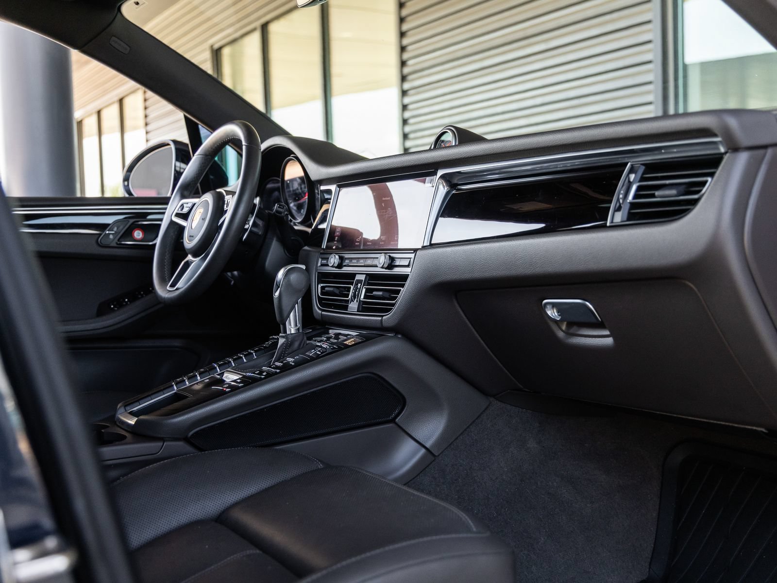 Certified 2021 Porsche Macan AWD/4WD image 41