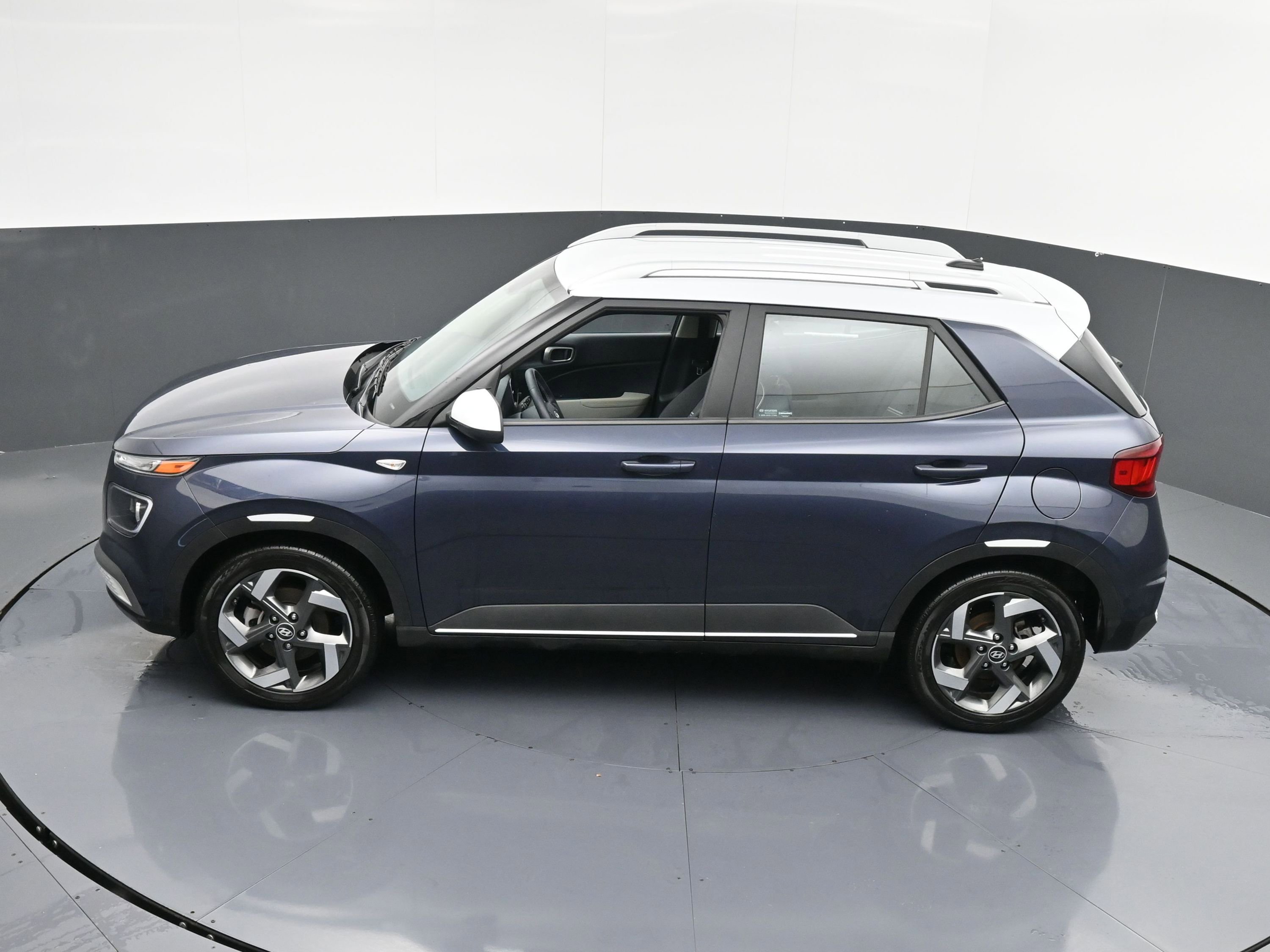 Used 2023 Hyundai Venue Limited w/ Cargo Package image 33