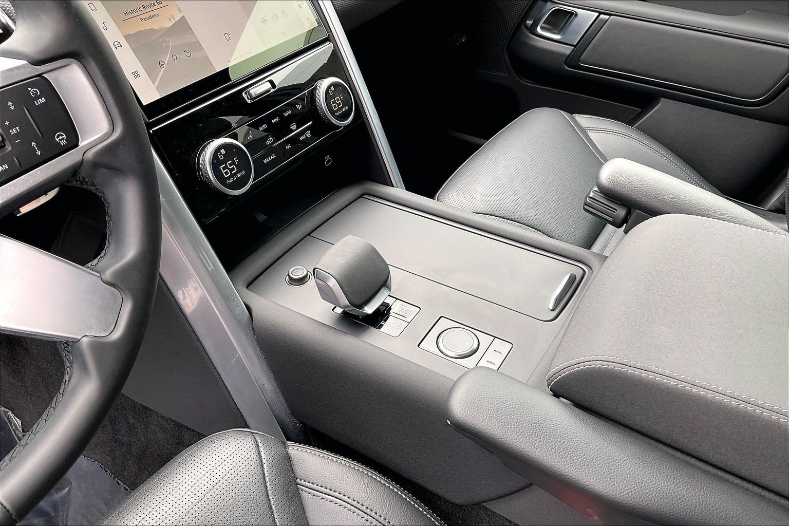 Certified 2025 Land Rover Discovery Dynamic SE AWD/4WD image 16