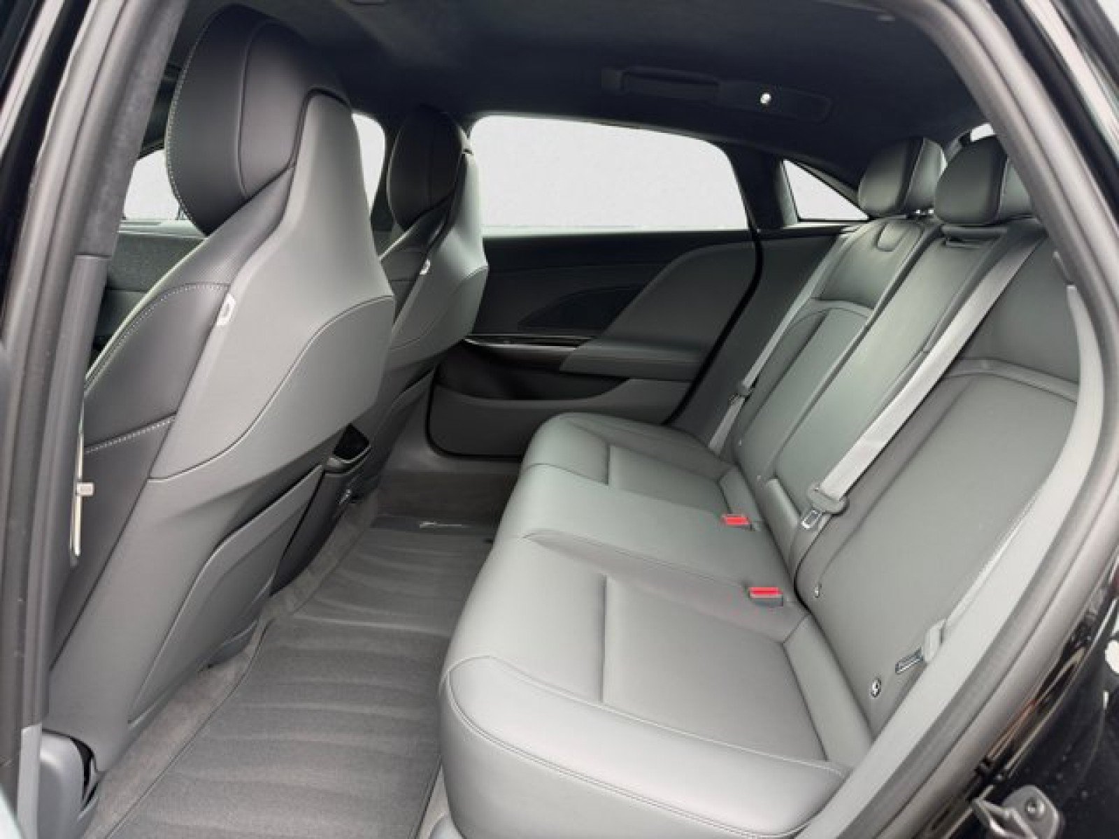 Used 2024 Lucid Air Pure RWD image 17