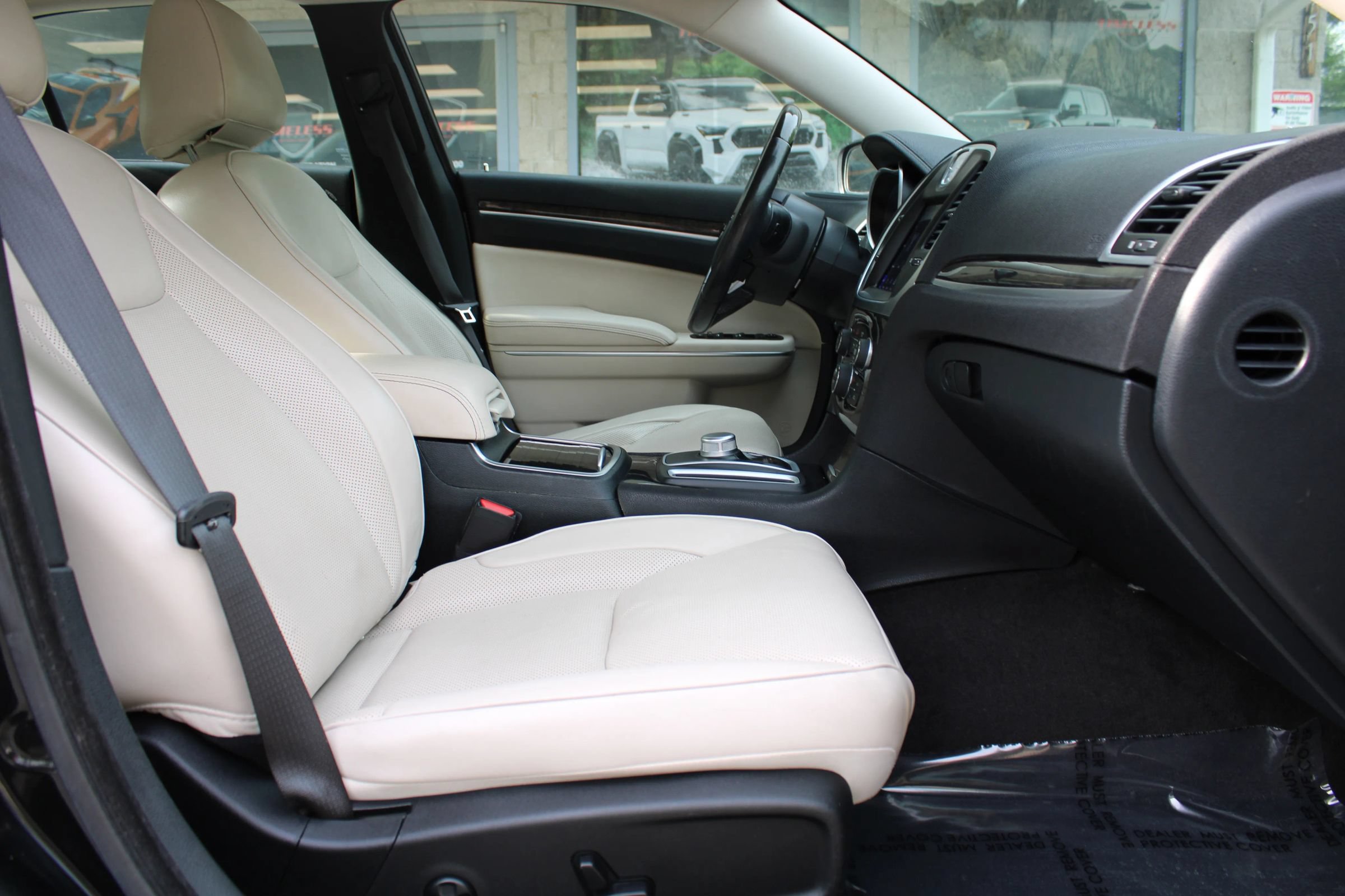 Used 2018 Chrysler 300 Limited RWD image 8