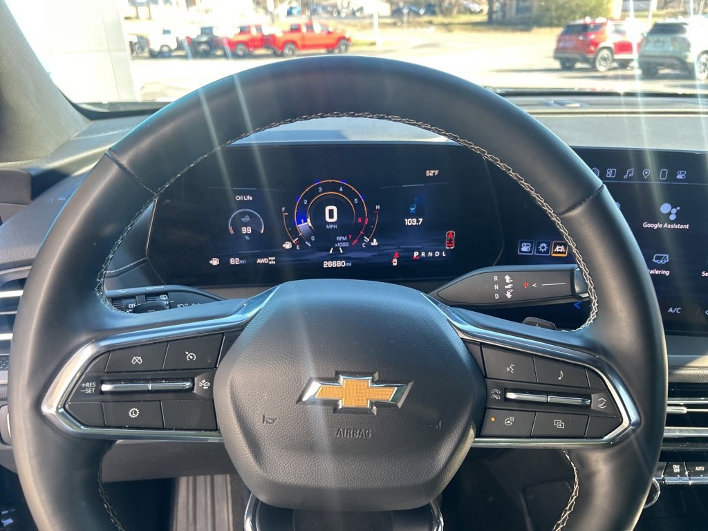 Used 2025 Chevrolet Traverse LT image 11