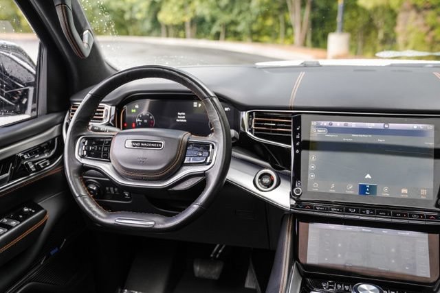 Used 2023 Jeep Grand Wagoneer Series III AWD/4WD image 29