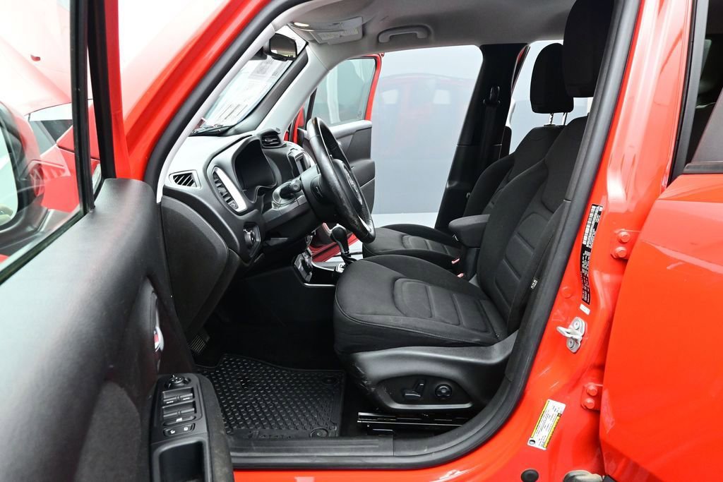 Used 2020 Jeep Renegade Latitude w/ Cold Weather Group AWD/4WD image 10