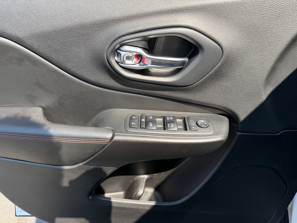 Used 2019 Jeep Cherokee Trailhawk w/ Comfort/Convenience Group AWD/4WD image 15