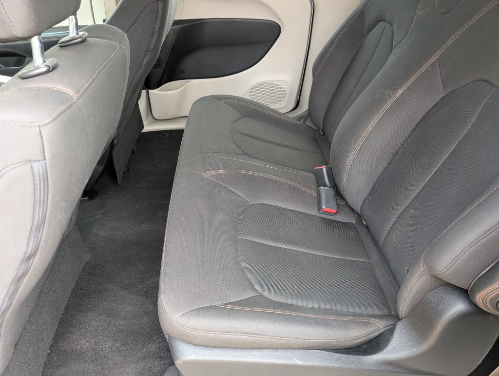 Used 2018 Chrysler Pacifica L FWD image 9