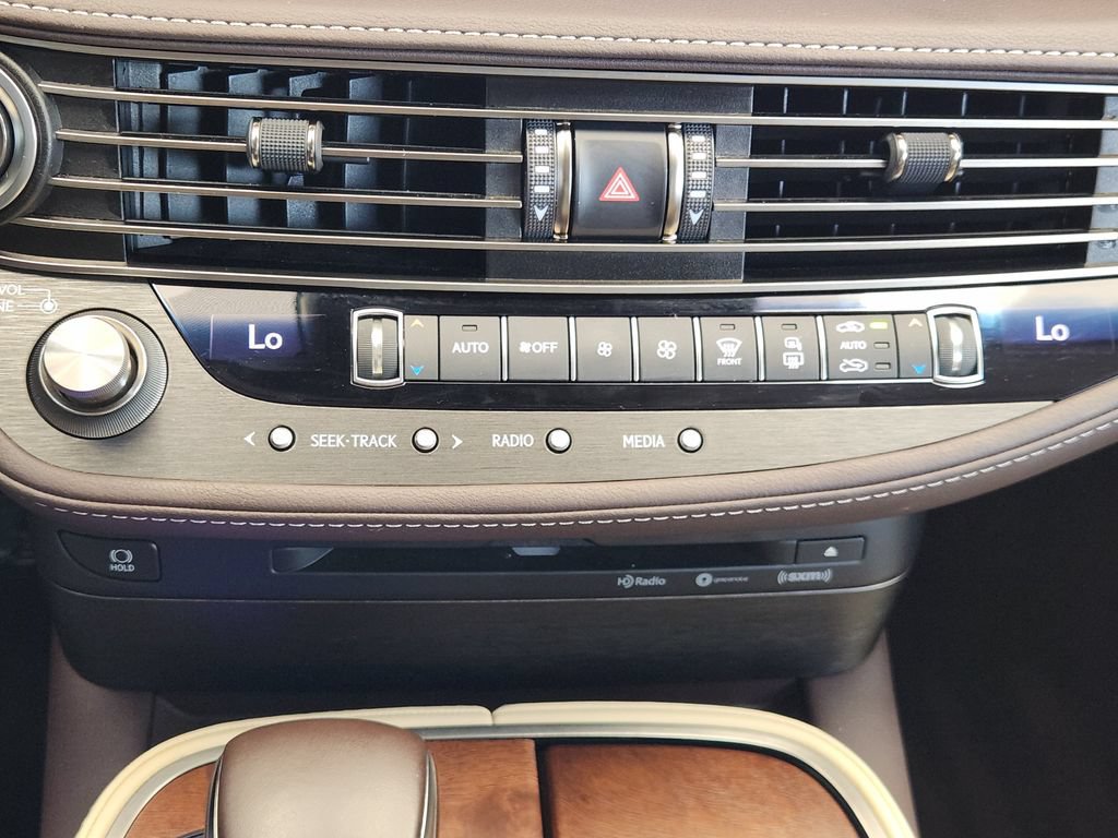 Used 2020 Lexus LS 500 w/ Accessory Package (Z1) RWD image 19