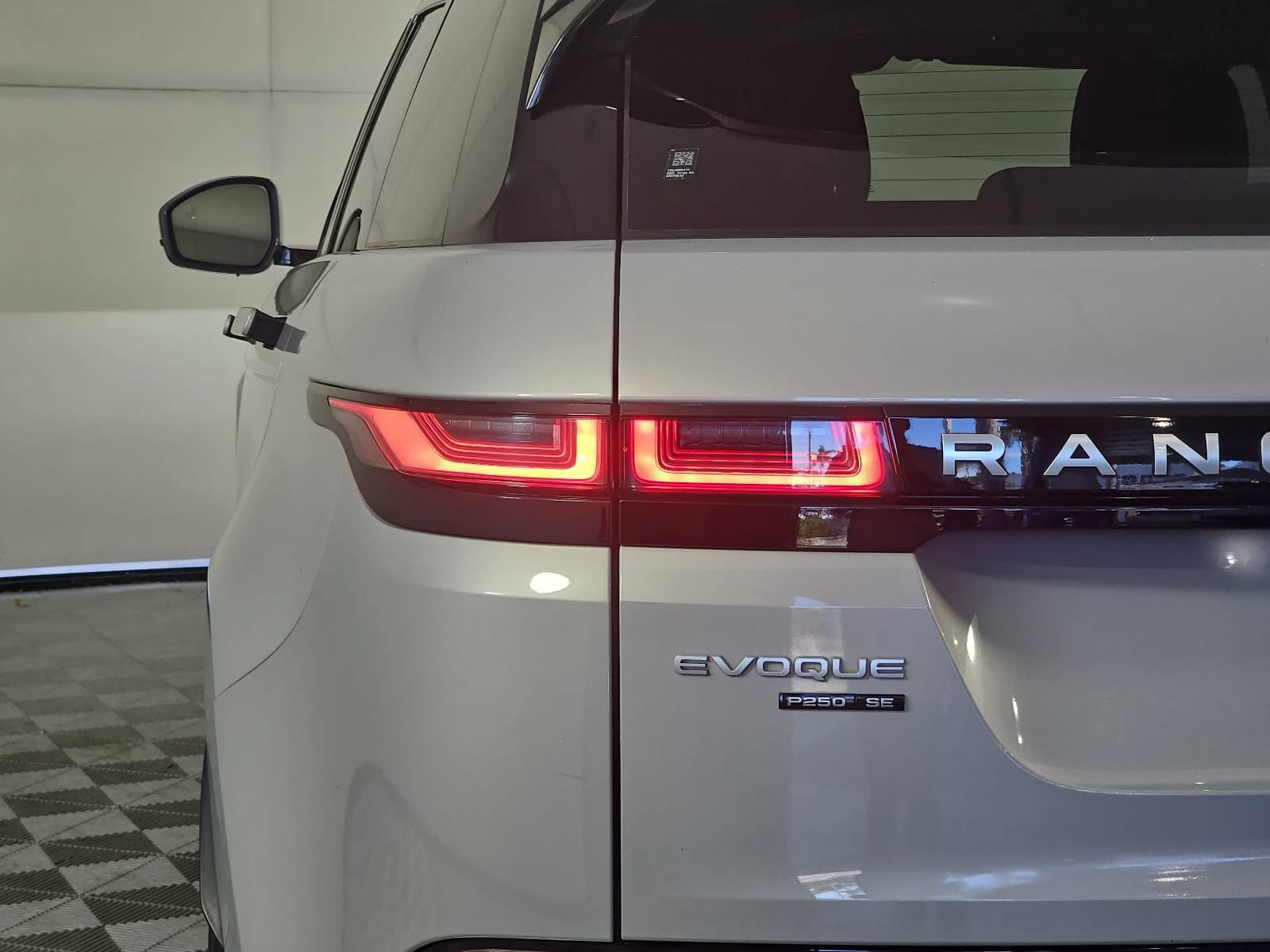 Used 2020 Land Rover Range Rover Evoque SE AWD/4WD image 32