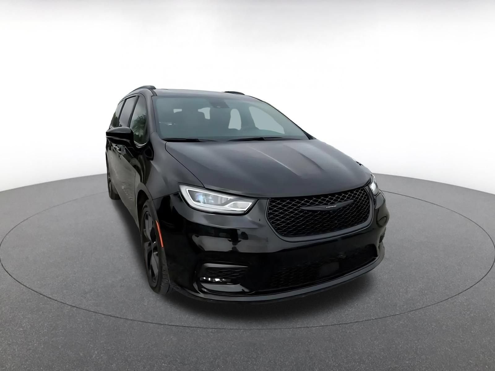 Used 2025 Chrysler Pacifica Limited FWD image 3