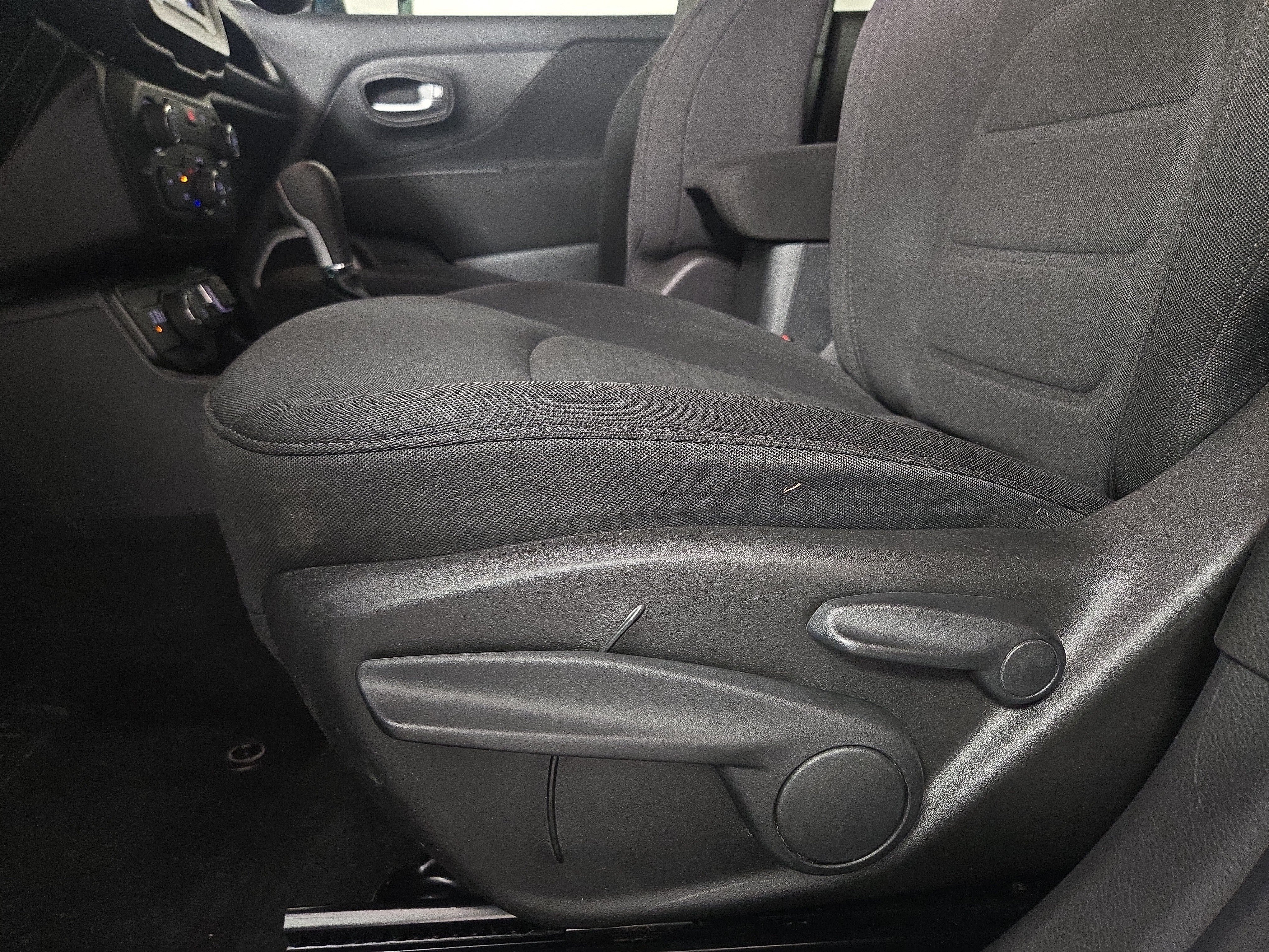 Used 2020 Jeep Renegade Latitude w/ Cold Weather Group AWD/4WD image 31