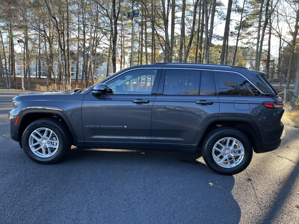 Used 2023 Jeep Grand Cherokee Laredo AWD/4WD image 6