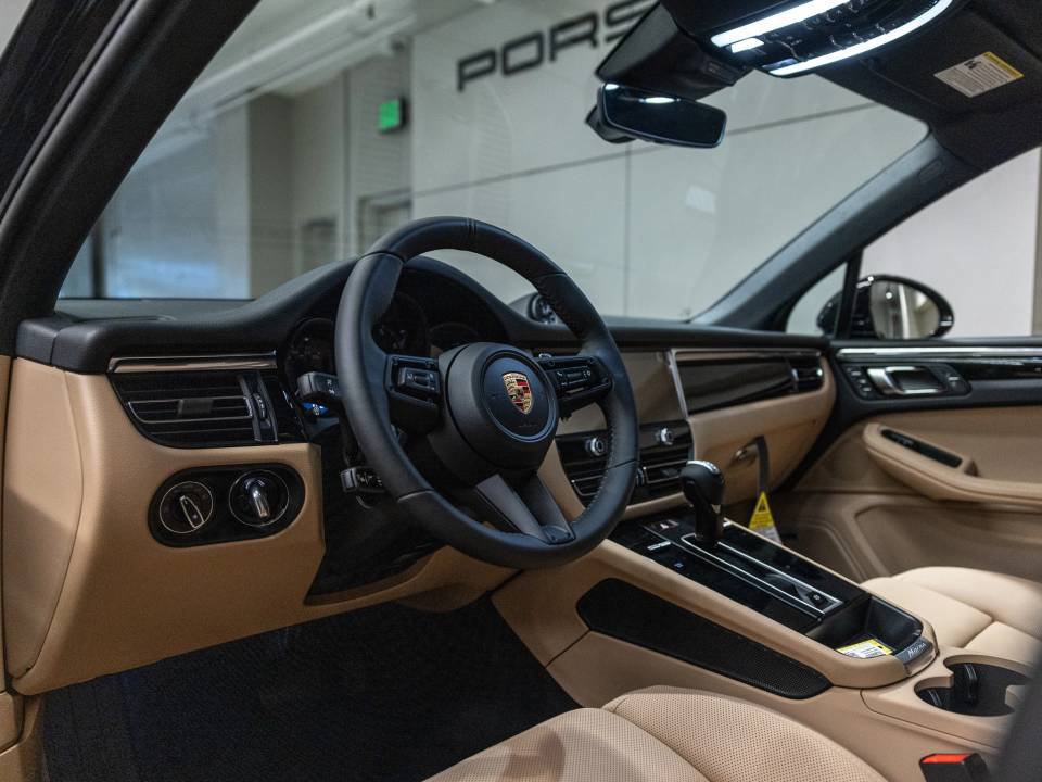 Certified 2026 Porsche Macan AWD/4WD image 4