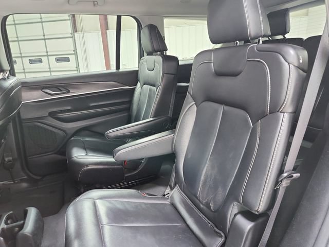 Used 2023 Jeep Grand Cherokee L Limited w/ Black Appearance Package AWD/4WD image 12