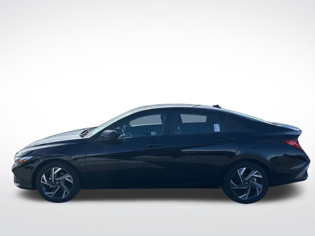 Used 2025 Hyundai Elantra SEL w/ Cargo Package image 8