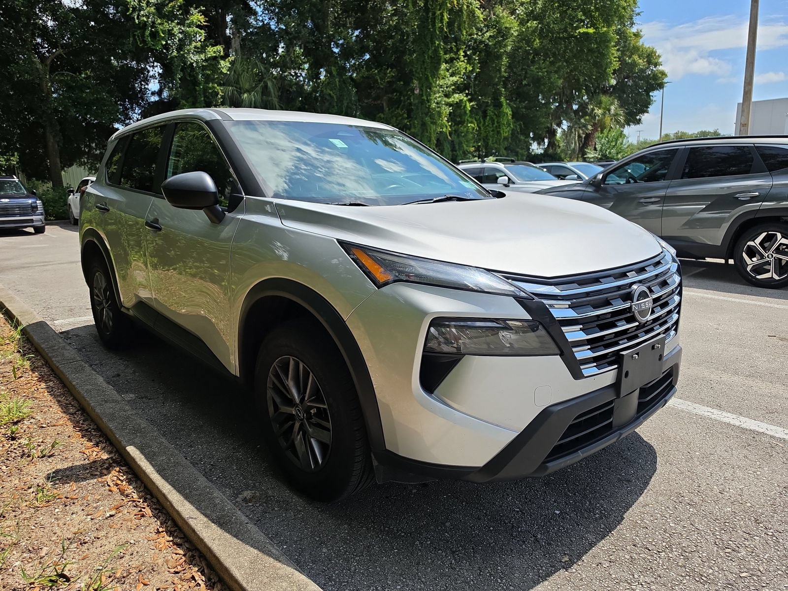 Used 2024 Nissan Rogue S AWD/4WD image 2