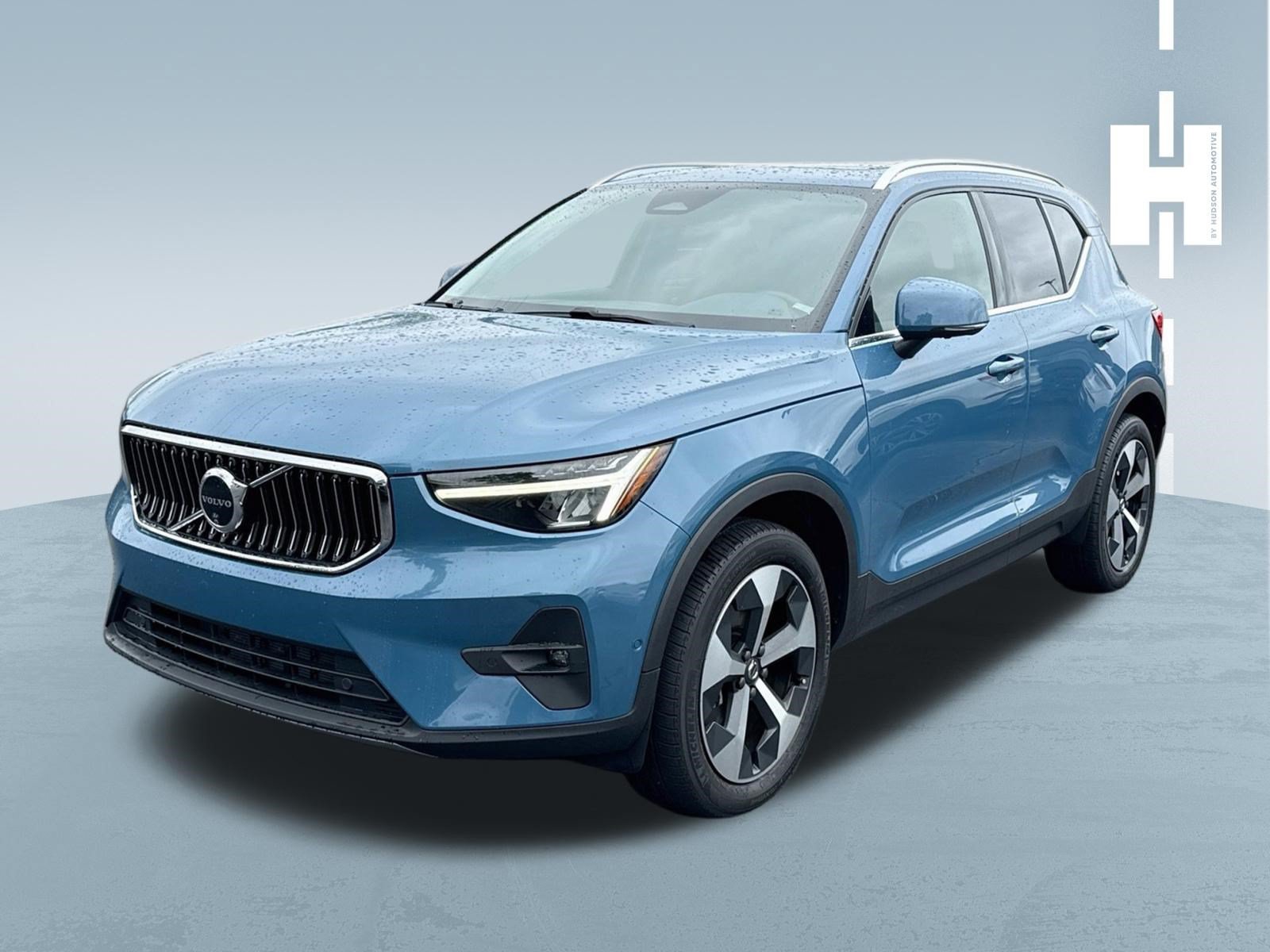 Used 2024 Volvo XC40 B5 Plus AWD/4WD image 3