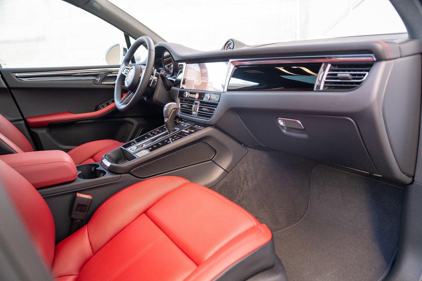 Certified 2025 Porsche Macan image 22