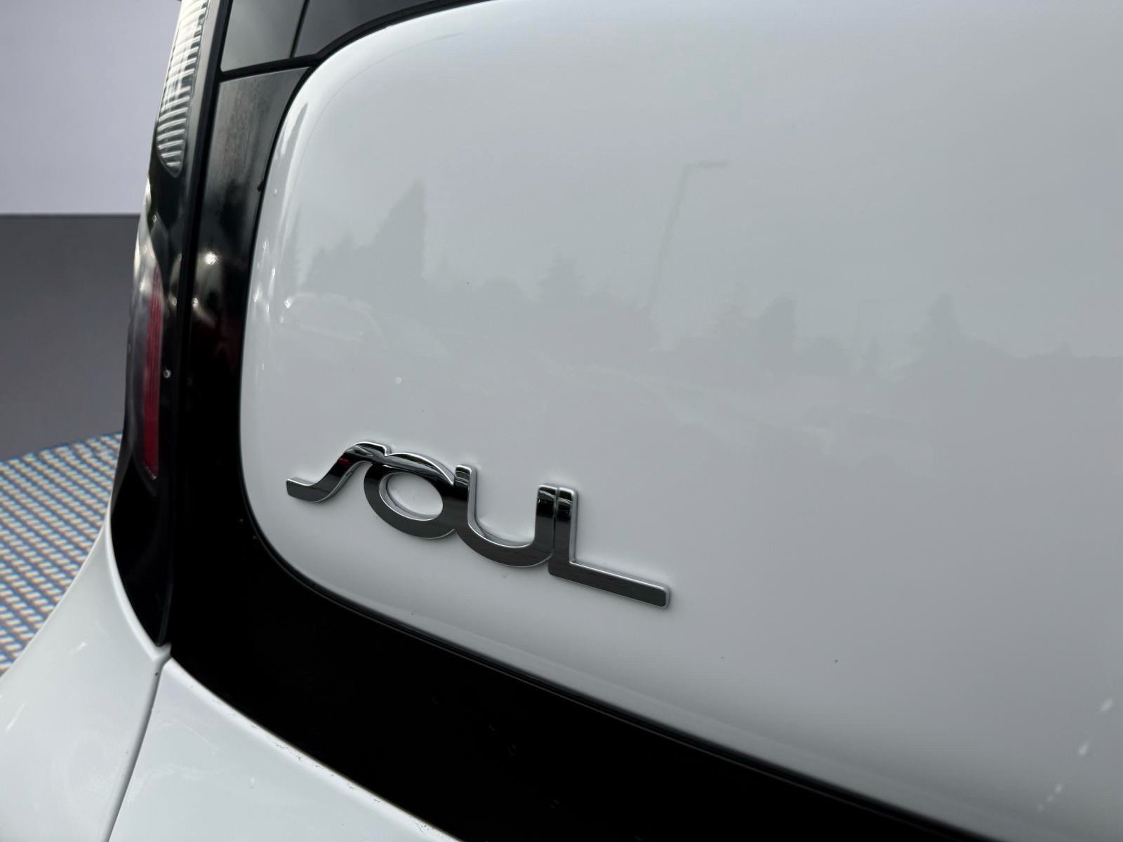 Used 2018 Kia Soul + FWD image 6