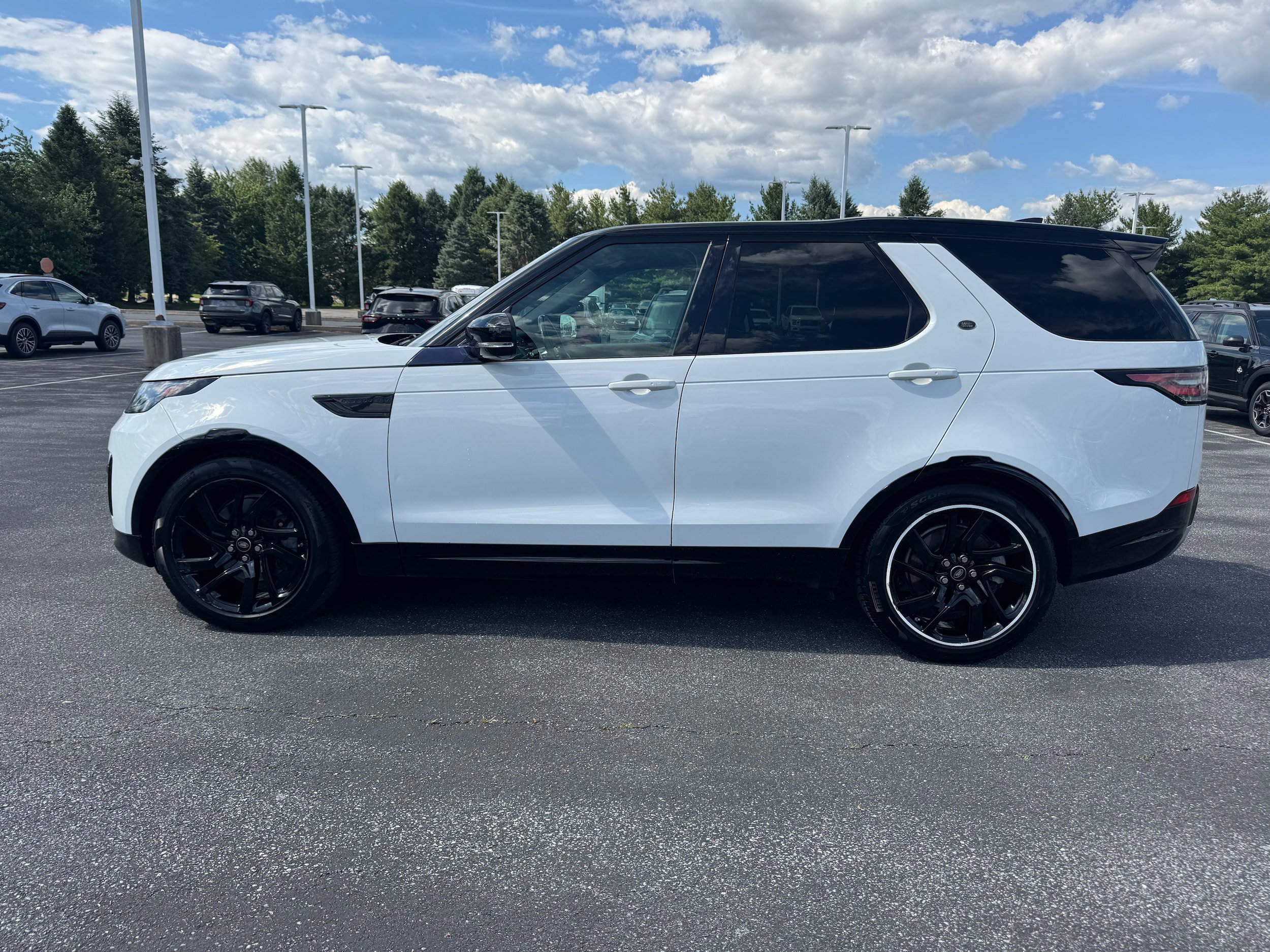 Used 2017 Land Rover Discovery HSE Luxury AWD/4WD image 2