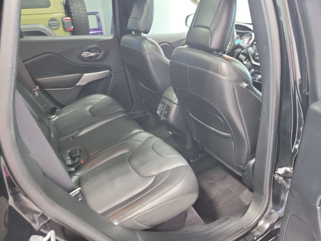 Certified 2018 Jeep Cherokee Overland w/ Technology Group AWD/4WD image 18