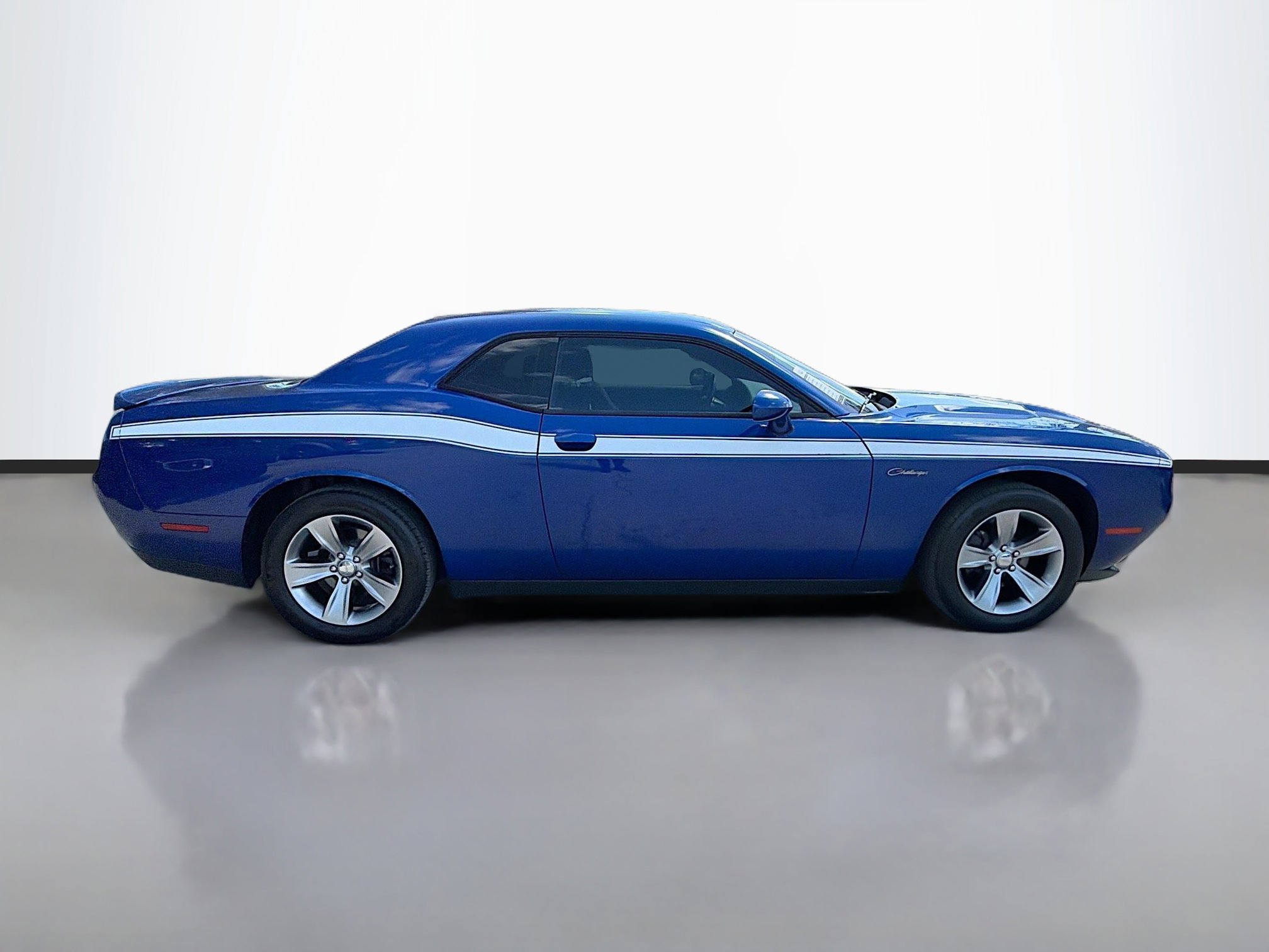 Used 2019 Dodge Challenger SXT image 2