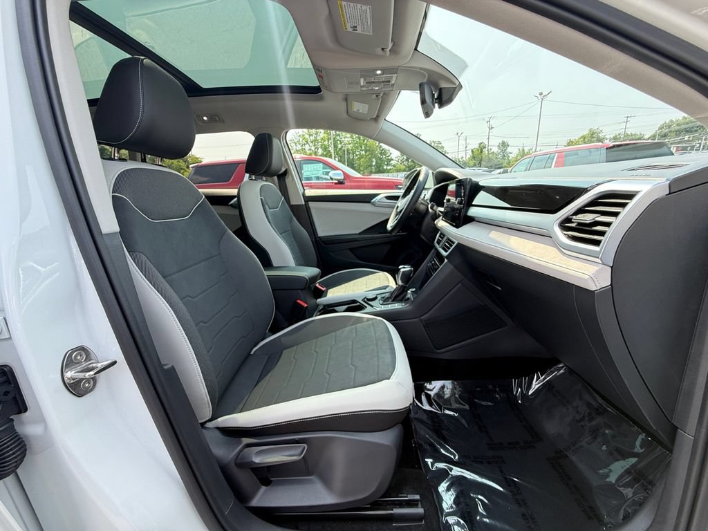 Used 2025 Volkswagen Taos SE w/ Panoramic Sunroof Package AWD/4WD image 26