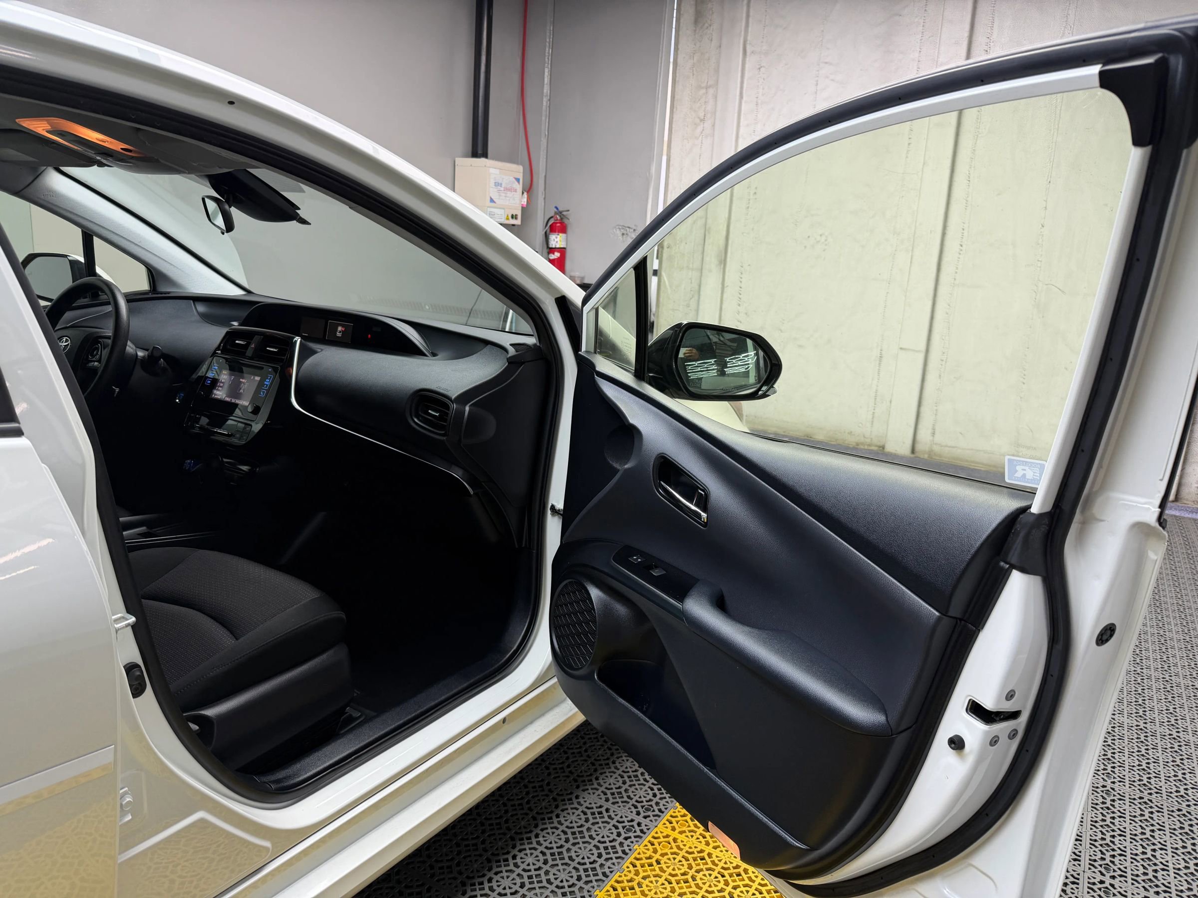 Used 2019 Toyota Prius LE image 21