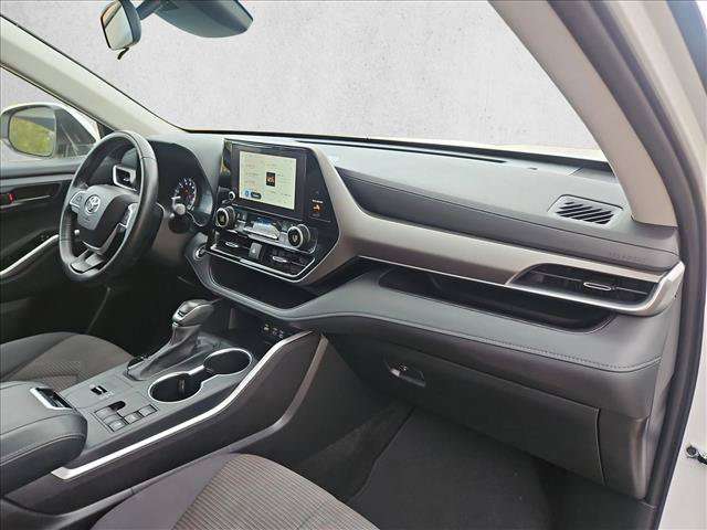 Used 2025 Toyota Highlander LE FWD image 22