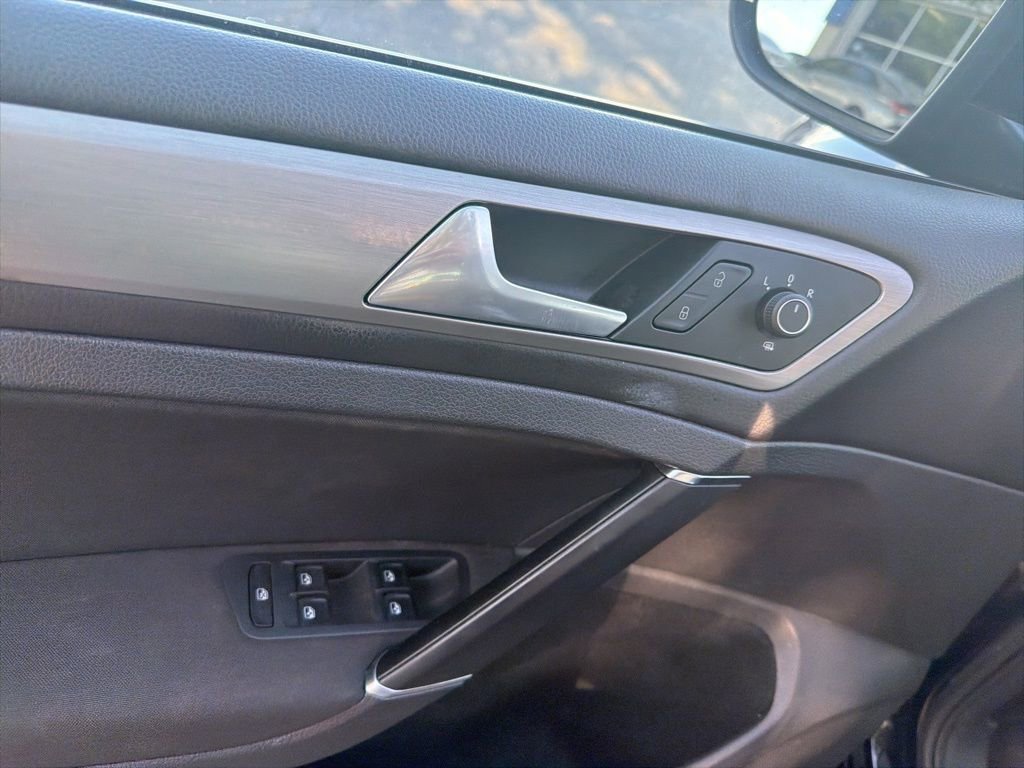 Used 2016 Volkswagen Golf S image 11