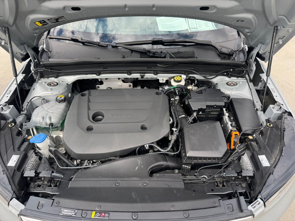Used 2025 Volvo XC40 B5 Plus AWD/4WD image 16