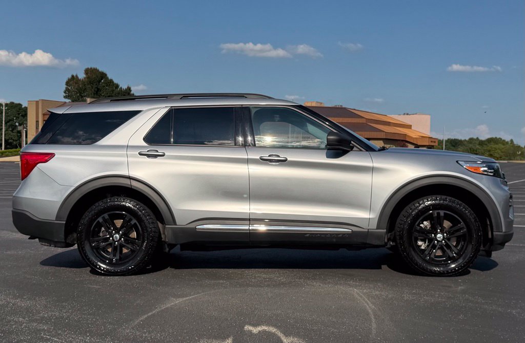 Used 2021 Ford Explorer XLT w/ Equipment Group 202A AWD/4WD image 2