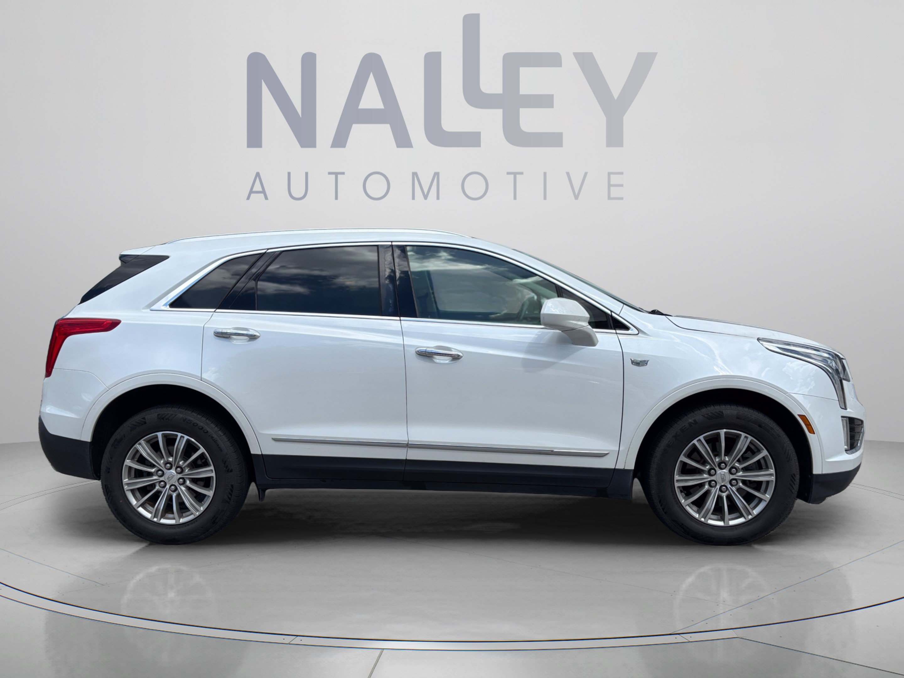 Used 2017 Cadillac XT5 Luxury w/ Driver Awareness Package FWD image 4