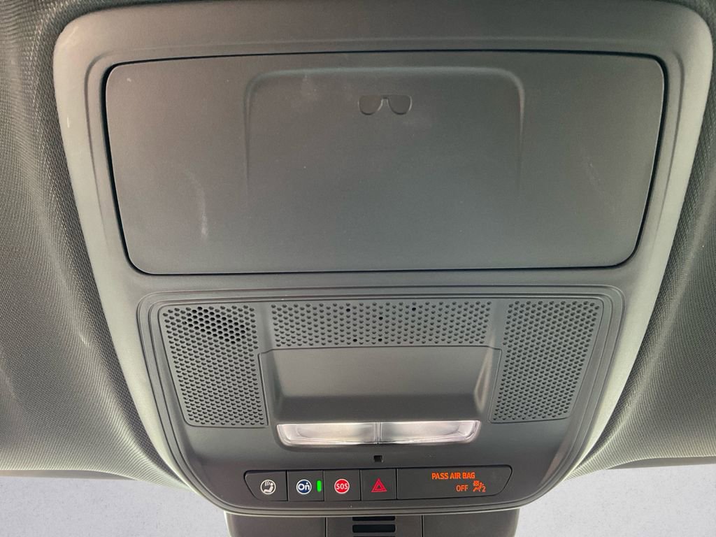 Used 2025 Chevrolet Traverse LT image 11