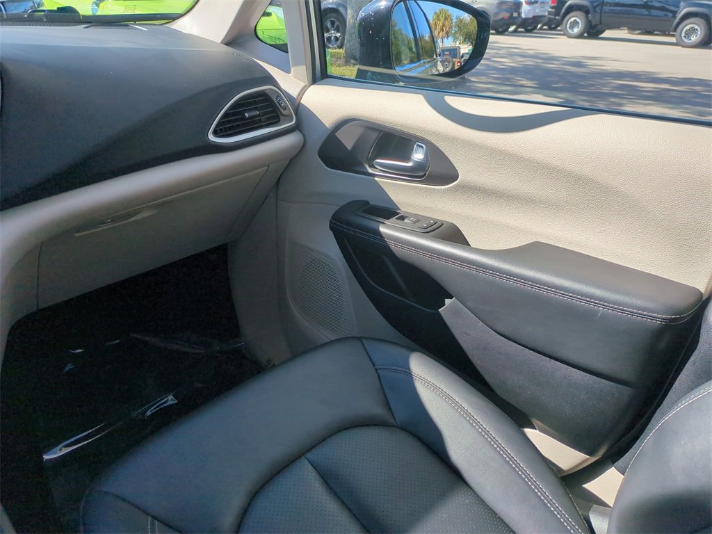 Used 2024 Chrysler Pacifica Touring-L image 19